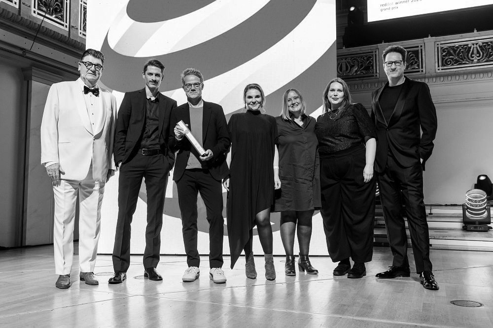 Das heureka-Team bei der Red-Dot-Preisverleihung auf der Bühne